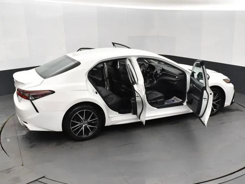 Used 2023 Toyota Camry SE FWD image 6