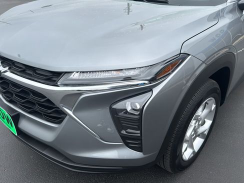 Used 2025 Chevrolet Trax LS w/ LS Convenience Package image 10