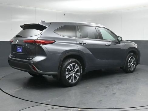 Used 2021 Toyota Highlander XLE AWD/4WD image 7