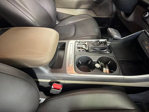 Used 2025 Kia Carnival EX FWD image 38