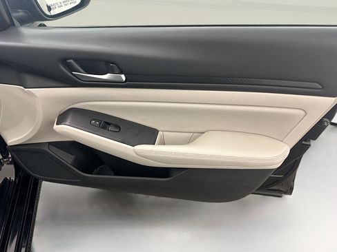 Used 2025 Nissan Altima 2.5 SV image 32