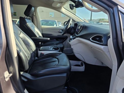 Used 2023 Chrysler Pacifica Touring-L FWD image 9