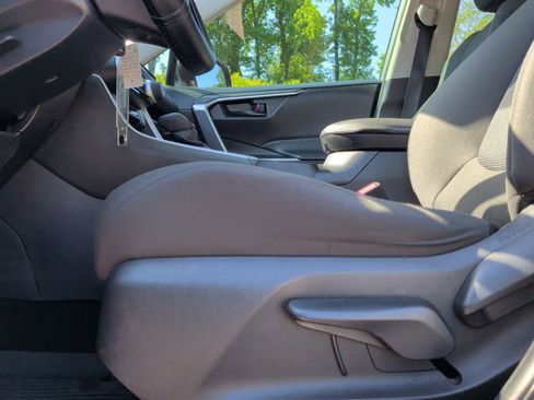 Used 2022 Toyota RAV4 LE FWD image 11