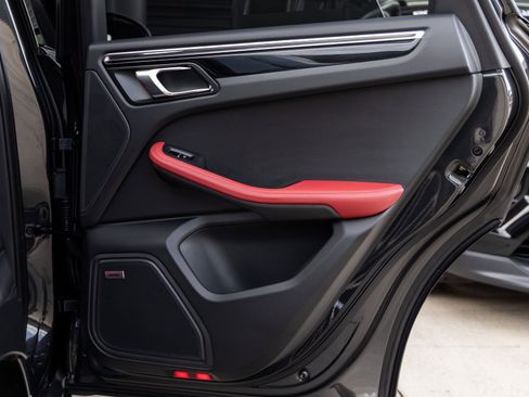 New 2026 Porsche Macan image 40