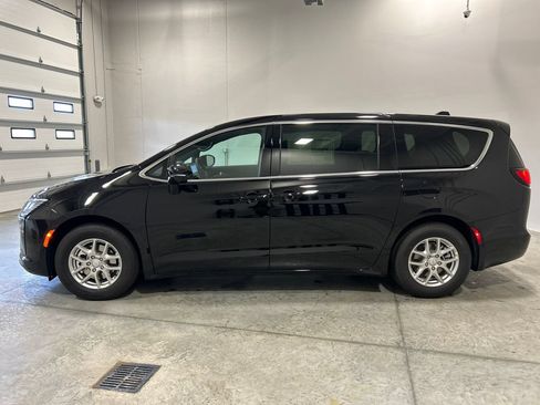 New 2027 Chrysler Pacifica Select FWD image 9