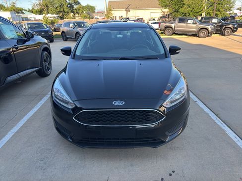 Used 2018 Ford Focus SE w/ Cold Weather Package FWD image 2