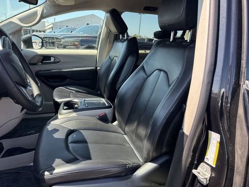 Used 2023 Chrysler Pacifica Touring-L FWD image 20