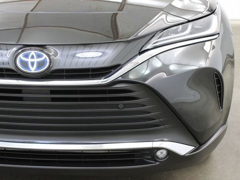 Used 2024 Toyota Venza XLE AWD/4WD image 8