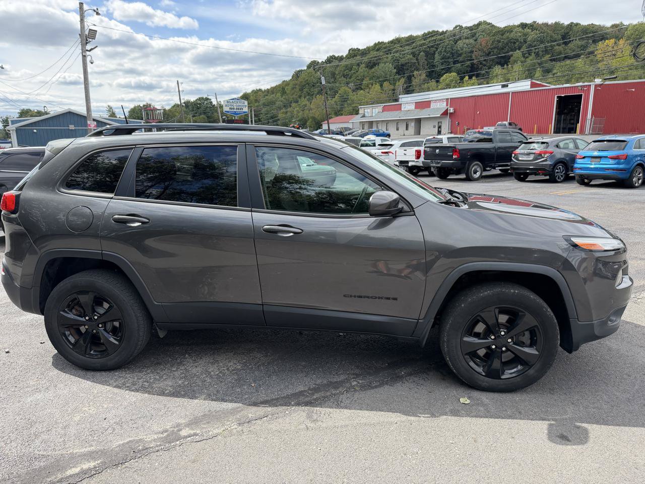 Used 2016 Jeep Cherokee Latitude w/ Cold Weather Group AWD/4WD image 2