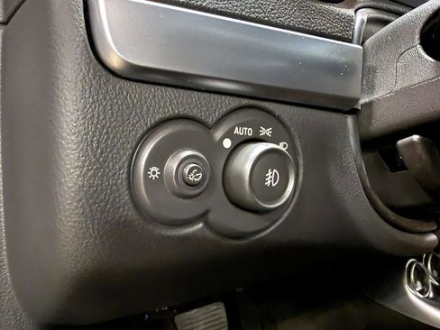 Used 2004 Chevrolet SSR w/ Preferred Equipment Group image 97