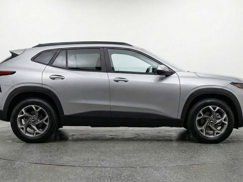 Used 2025 Chevrolet Trax LT w/ LT Convenience Package FWD image 11