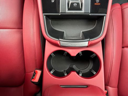 Certified 2024 Porsche Macan image 27