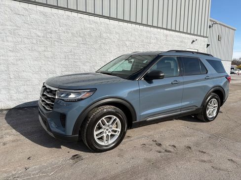 Used 2025 Ford Explorer Active image 3