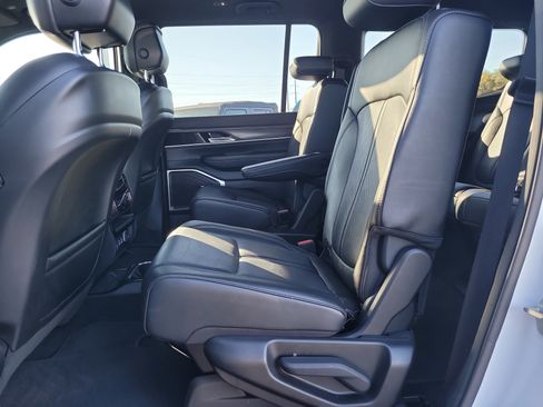 Used 2023 Jeep Wagoneer Series II w/ Premium Group I image 11