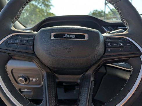 Used 2023 Jeep Grand Cherokee Altitude AWD/4WD image 29