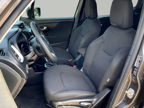 Used 2018 Jeep Renegade Latitude FWD image 7