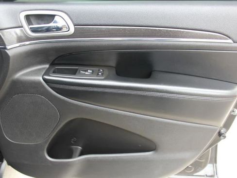 Used 2018 Jeep Grand Cherokee Limited image 24