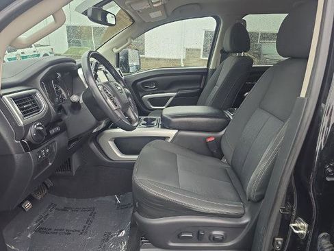 Used 2017 Nissan Titan SV image 5
