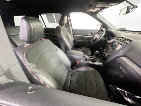 Used 2018 Ford Explorer XLT w/ Equipment Group 202A image 27