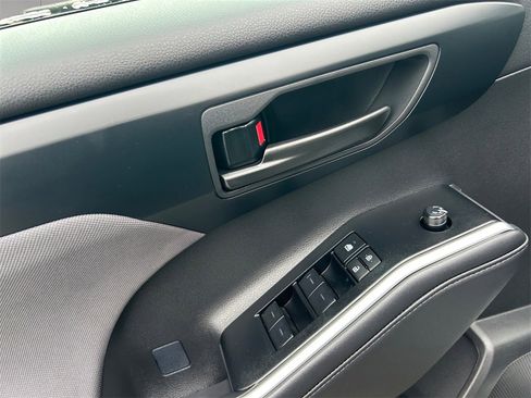 Used 2025 Toyota Highlander LE image 11