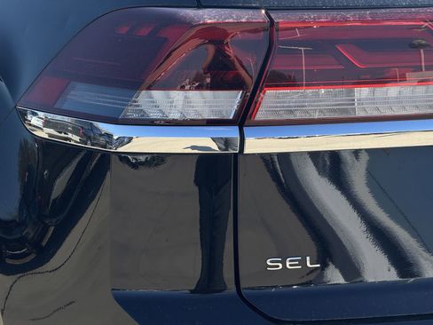 Used 2025 Volkswagen Atlas Cross Sport SEL image 11