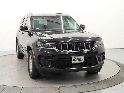 Used 2024 Jeep Grand Cherokee Laredo RWD image 3