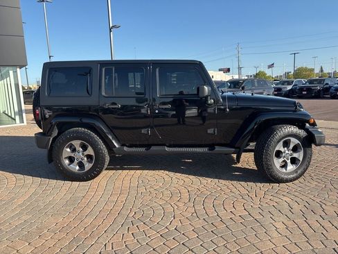 Used 2017 Jeep Wrangler Unlimited Sahara w/ Connectivity Group AWD/4WD image 4