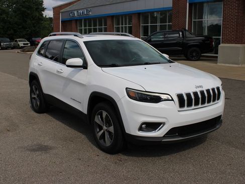 Used 2019 Jeep Cherokee Limited w/ Luxury Group AWD/4WD image 4