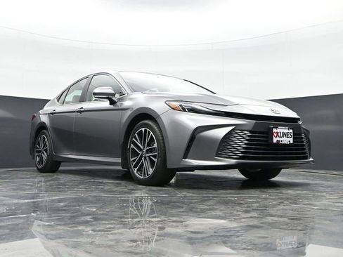 Used 2025 Toyota Camry XLE AWD/4WD image 35