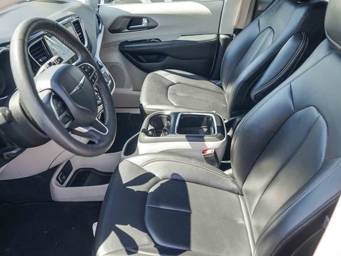 Used 2024 Chrysler Pacifica Touring-L image 17