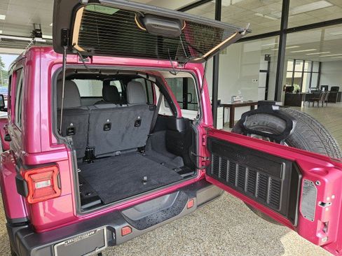 Used 2024 Jeep Wrangler Unlimited Sahara AWD/4WD image 10