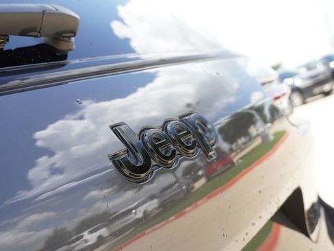 Used 2023 Jeep Grand Cherokee L Laredo AWD/4WD image 12