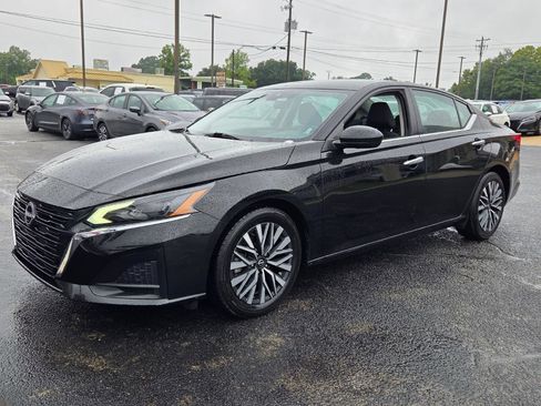 Used 2025 Nissan Altima 2.5 SV FWD image 3