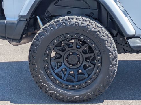 Used 2018 Jeep Wrangler Unlimited Sahara AWD/4WD image 9