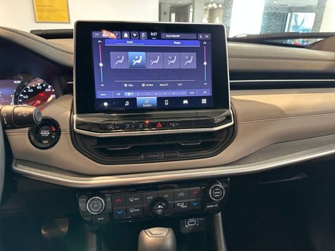 Used 2025 Jeep Compass Limited image 18