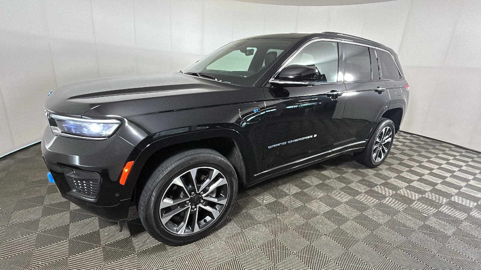 Used 2023 Jeep Grand Cherokee Overland w/ Luxury Tech Group IV AWD/4WD image 8