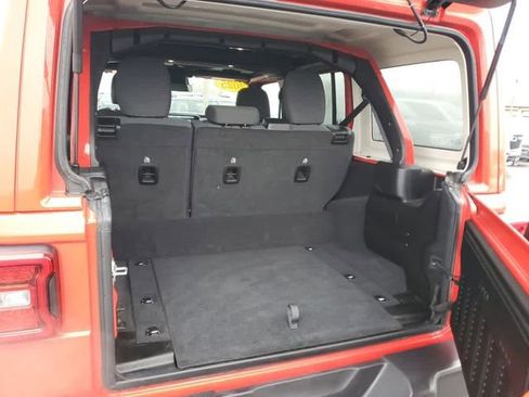 Used 2025 Jeep Wrangler Unlimited Sahara AWD/4WD image 10