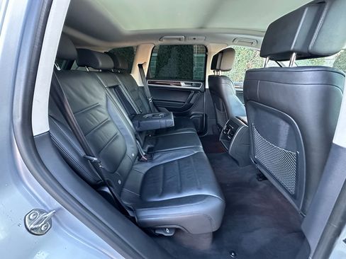 Used 2016 Volkswagen Touareg Sport image 40