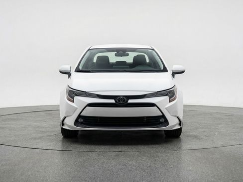 Used 2025 Toyota Corolla LE FWD image 2