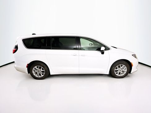 Used 2023 Chrysler Voyager LX image 2
