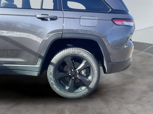Used 2023 Jeep Grand Cherokee Limited w/ Black Appearance Package AWD/4WD image 25