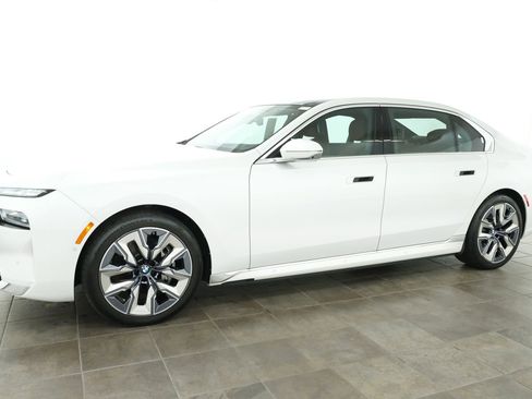 Used 2023 BMW i7 xDrive60 w/ Executive Package 2 AWD/4WD image 2
