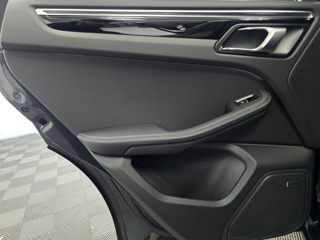 Certified 2025 Porsche Macan AWD/4WD image 20