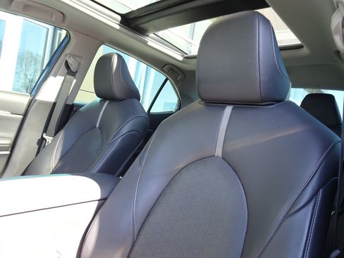 Used 2020 Toyota Camry XSE w/ Navigation Package image 11