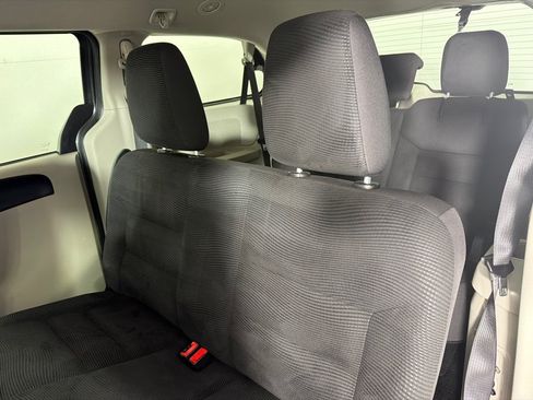 Used 2020 Dodge Grand Caravan SE w/ UConnect Hands-Free Group FWD image 18