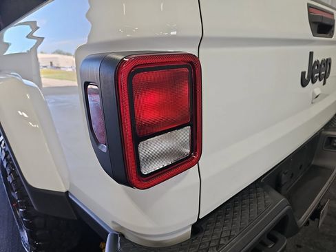 Used 2023 Jeep Gladiator Sport AWD/4WD image 33