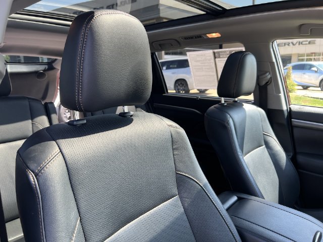 Used 2019 Toyota Highlander Limited Platinum AWD/4WD image 23
