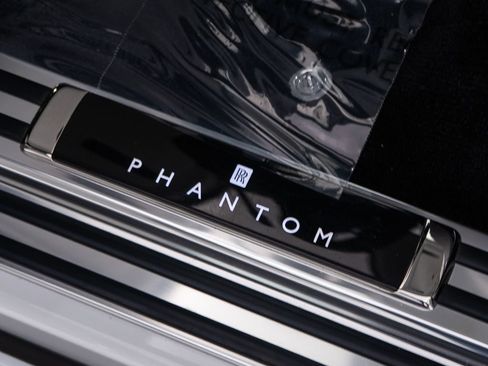 Used 2023 Rolls-Royce Phantom Sedan RWD image 14