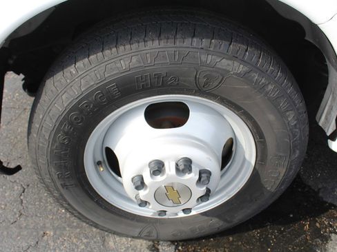 Used 2016 Chevrolet Express 4500 Extended image 43