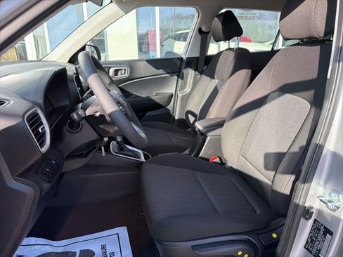 Certified 2025 Hyundai Venue SE image 11